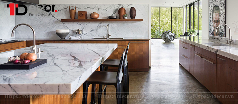 Phòng bếp sử dụng mặt đá granite hiện đại, sáng bóng